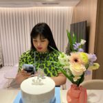 Park Bom Instagram - Happy BoM’s Day with my 작은고모. (작은고모가 찍어주신 사진임) #parkbom #bompark #2ne1 #ぼム #朴春‎ #بارك_بوم #anhyêuem #أحبك #박봄