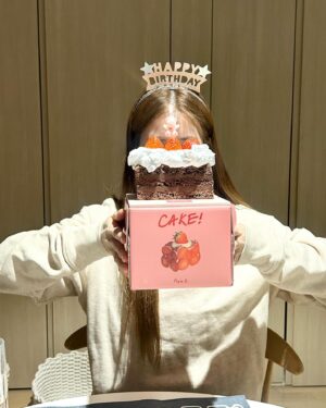 Park Cho-rong Instagram - 🎂❤️ @makeup_soonsoo