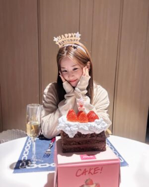 Park Cho-rong Instagram - 🎂❤️ @makeup_soonsoo