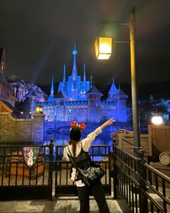 Park Cho-rong Instagram - I feel like I‘ve returned to my innocence of childhood 🏰