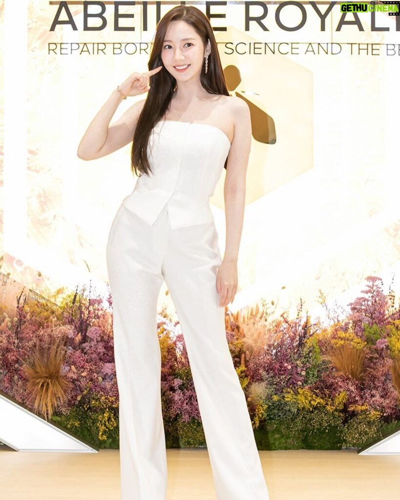 Park Min-young Instagram - #GUERLAIN #아베이로얄팝업 🍯 꿀꿀꿀