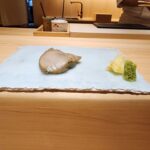 Park Na-rae Instagram - 아주 맛집 내가 전에 먹었던 초밥은 그저 밥알 위에 날생선이었던가... 한입 한입이 소중하고 아깝고 고마웠다 그저 재료가 신선해 맛있다는 쉐프님의 겸손함 마저도 아주 나이스.. 아 내 입속에 혀는 진심으로 호강을 하는구나! 팜유인 나마저도 마지막 초밥에는 배가 불러 젓가락을 놓았으나 마지막 장어가 메인이라는 쉐프님 말씀에 겨우 입에 밀어넣었고 그것을 먹지 않았다면 나는 내 위장을 평생 원망했을것이다.. #스시사