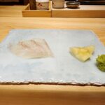 Park Na-rae Instagram - 아주 맛집 내가 전에 먹었던 초밥은 그저 밥알 위에 날생선이었던가... 한입 한입이 소중하고 아깝고 고마웠다 그저 재료가 신선해 맛있다는 쉐프님의 겸손함 마저도 아주 나이스.. 아 내 입속에 혀는 진심으로 호강을 하는구나! 팜유인 나마저도 마지막 초밥에는 배가 불러 젓가락을 놓았으나 마지막 장어가 메인이라는 쉐프님 말씀에 겨우 입에 밀어넣었고 그것을 먹지 않았다면 나는 내 위장을 평생 원망했을것이다.. #스시사
