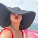 Park Na-rae Instagram - 시작 니스였으나 끝은 스릴러 느와르 물로 바꼈고 빨간 비키니 마냥 나의 여름은 뜨거웠다….. 지금도 손으로 밀면 등껍질이 밀린다.. 아 그때의 감동이 밀려오네.. #나혼자산다 #비키니는기세다 모든 분들의 댓글을 다 달아드릴수 없어 남깁니다 검정 플로피햇은 저도 빌린거라 .. 얼룩모자는 고로고라 텐트는 돌스킬 이라는 미국 패션사이트 직구 수영복은 데이즈데이즈 식스팩은 싹 다 흘러내려서 그저 때처럼 벗겨졌음 레드립은 나스 립펜슬 드래곤걸