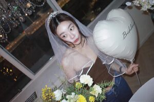 Park So-jin Instagram - BRIDAL SHOWER 👰🏻‍♀️💐🌼🌺🌸
고마워, 사랑해, 나의 소녀들🩶 내게 늘 가장 최고의.
너희는 여전히 사랑스럽고 예쁜. 그러나 내가 제일 예쁜. 
.
.
이혜리 유튜브 채널에. 이것은 우리만의 특별한. 여전히 시끌벅적한.