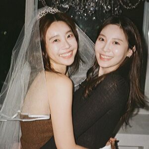 Park So-jin Instagram - BRIDAL SHOWER 👰🏻‍♀️💐🌼🌺🌸
고마워, 사랑해, 나의 소녀들🩶 내게 늘 가장 최고의.
너희는 여전히 사랑스럽고 예쁜. 그러나 내가 제일 예쁜. 
.
.
이혜리 유튜브 채널에. 이것은 우리만의 특별한. 여전히 시끌벅적한.