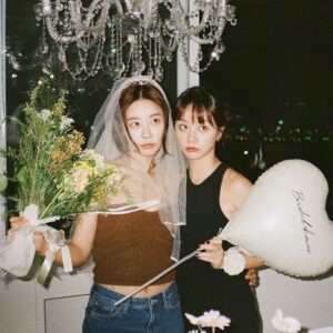 Park So-jin Instagram - BRIDAL SHOWER 👰🏻‍♀️💐🌼🌺🌸
고마워, 사랑해, 나의 소녀들🩶 내게 늘 가장 최고의.
너희는 여전히 사랑스럽고 예쁜. 그러나 내가 제일 예쁜. 
.
.
이혜리 유튜브 채널에. 이것은 우리만의 특별한. 여전히 시끌벅적한.