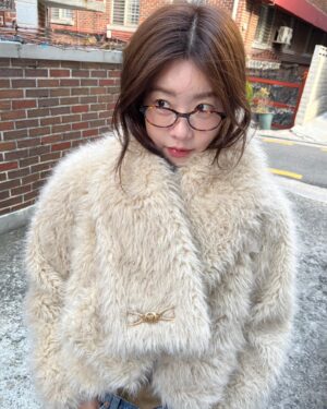 Park So-jin Instagram - 이것은 추운 날씨에도 나를 따뜻하게 . 실제의 색상은 상자를 열어보고 감탄. 아주 고급스러운 베이지의. 그러나 햇빛을 통해 예쁜 노란빛이 있는. 나는 일상에서 청바지 치마 등등의 여러 스타일링이 가능했다 
이것은 아주 자연스러운 모습에도 잘 스며드는 . 완벽한 퍼자켓 . 
역시 분더캄머는 나의 최고의. 
.
.
ㅋㅋㅋㅋㅋㅋㅋㅋㅋ어때 이것은 내가 시도하는 #구글맵리뷰체
껄껄😄 . 
분더캄머 12월 1일 롯데잠실몰에서 상당한 세일의 날이 있다.
너희는 이것을 놓쳐서는 안되는. 이번 겨울 가장 큰 기회 .