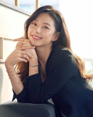 Park Soo-jin Instagram - 모니카비나더♡

#우아한#주얼리#레이어드#모니카비나더#인그레이빙#선물#럭셔리#블링블링