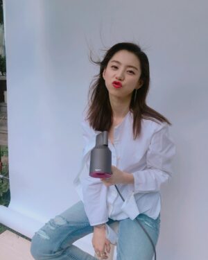 Park Soo-jin Instagram - 나의 어마어마한 머리숱을 
감당할 드라이기가 나왔다
앗싸라비아♡

#다이슨드라이기#다이슨#날개없는드라이기#화보#이쁘고작은데#파워풀👍👍#내손안에#9월출시#시원한하루보내세요