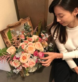 Park Soo-jin Instagram - 낮에 만들어 온 거울 꽃장식 ♡
#꽃#제이스플라워랩#봐도봐도이쁘네