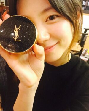 Park Soo-jin Instagram - 반짝반짝 주얼리같은 쿠션♡

#입생로랑에서먼저받아본선물#반짝반짝 #입생로랑쿠션#리미티드에디션#3월한정#화이트데이선물 로딱!#스피드가생명