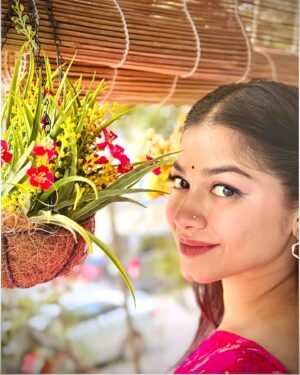 Parsa Evana Instagram - দেখা না হলেই বোধয় ভালো হতো।রোজ দেখা করার কথা ভাবতে হতো না।জীবন চলত জীবনের মতো করে স্বরল রেখায় ।একটু তিতা একটু মিঠা…….