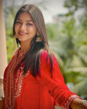 Parsa Evana Instagram - মিথ্যে কত গল্প সাজাই ,বদলে বদলে বেশ। 
সময় শুধু বলতে পারে কি হবে “শেষমেশ”। 

ধন্যবাদ দর্শক ।আপনাদের ভালোবাসায় বেঁচে থাকতে চাই । ❤️