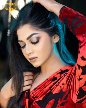 Parsa Evana Instagram - “A little contour and confidence.”
MUA- @piyasbeautyessentials