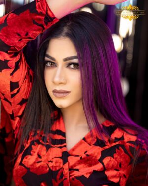 Parsa Evana Instagram - “A little contour and confidence.”
MUA- @piyasbeautyessentials