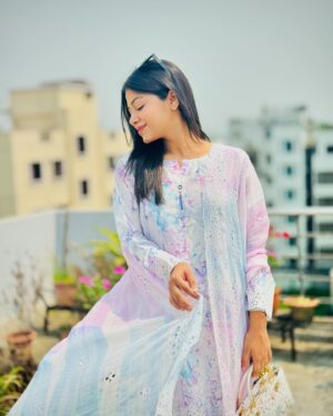 Parsa Evana Instagram - Behind every sweet smile there is a bitter sadness that no one can ever see and feel.. 
Eid Mubarak 🤍