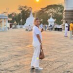 Patcharasri Benjamas Instagram - ศรีลังกา #สยามวงศ์1 🙏 น้อมส่งบุญตักบาตร ทำวัตรเช้าเย็น ถวายภัตตาหาร สืบสานพระพุทธศาสนาตลอด 7 วันที่ศรีลังกาแด่ทุกคนค่ะ