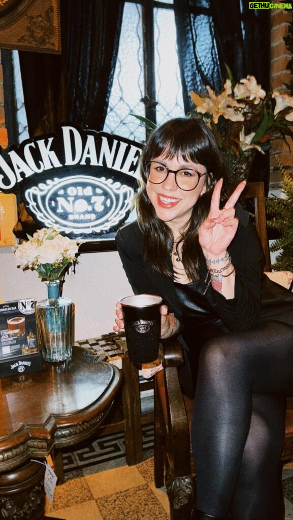 Patrícia dos Reis Instagram - A @jackdanielsbrasil me convidou pra conhecer o @drosophylabar um dos bares que faz parte do projeto “As donas do bar” e foi um role muito legal! Além de bons drinks rolou a gravação do podcast da @diacast.oficial onde as meninas entrevistaram o ícone da @oficial_formiga 🤩 E depois ainda rolou uma roda de conversa com várias mulheres dos mundos dos esportes pra gente falar mais sobre os rótulos que a gente recebe ao longo do caminho e pensar juntas em como a gente pode se ajudar a ir quebrando algumas barreiras. Foi uma experiência muito legal! Então fica o convite pra vocês conhecerem o projeto “As donas do bar” e apoiarem mais mulheres ❤️ Beba com Moderação #18 #publi