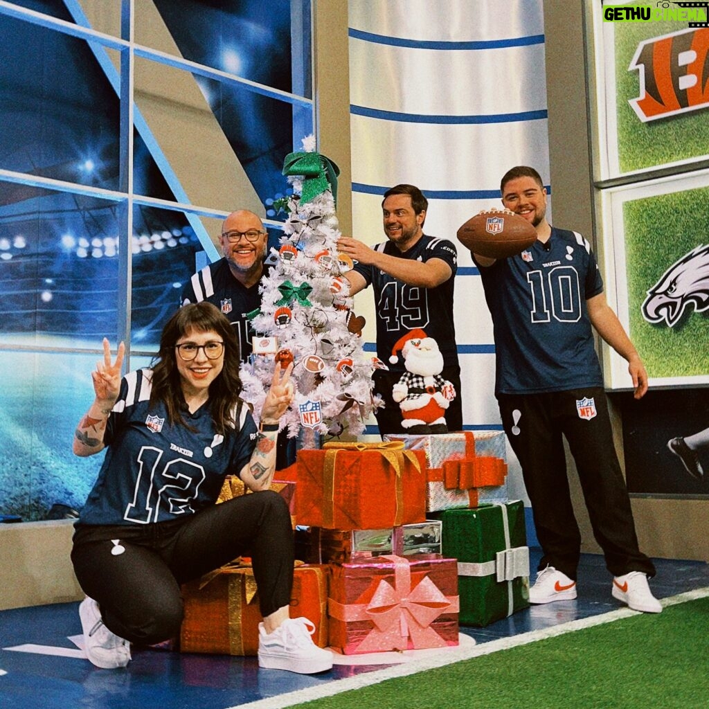 Patrícia dos Reis Instagram - FELIZ NATAL MIGOS 🎄🤶🎅 E de presente hoje tem NFL na tela da @nflredetv 🏈💙🎁