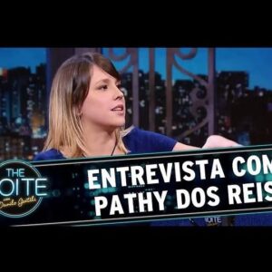 Patrícia dos Reis Instagram - Você lembra quando começou a me seguir? 

Pergunto isso porque até eu mesma às vezes esqueço de como eu cheguei até aqui, pois já são quase 13 anos fazendo conteúdo para internet. 
Claro que hoje em dia as pessoas entendem mais fácil o que são os influenciadores e criadores de conteúdos, mas nem sempre foi assim e eu vou contar a minha história…

O Youtube chegou no Brasil em 2007 e eu apareci no meu primeiro vídeo do Galo Frito em 2009, ou seja, faziam só dois anos que a plataforma tinha chegado por aqui e a gente já estava lá desbravando. E desbravando real porque nessa época Youtube não dava dinheiro nãoooo, isso rolou tempos depois. 

Mas foi aí que sem saber o que o futuro reservava,eu que era estudante de Publicidade e Propaganda, larguei tudo, tranquei a faculdade no último período, larguei meu trabalho de atendente de call center e vim parar aqui como Pathy dos Reis. 

E nesses anos todos eu: acumulei milhões de views em paródias icónicas (sim gente nem eu sei cantar as músicas originais sem lembrar das paródias), dei vida a Pathy que te Pariu uma personagem que eu fazia no Galo Frito,criei um canal solo no YT,  escrevi um livro de terror, participei de vários programas de TV, carreguei a tocha olímpica, participei de um filme, fiz peça de teatro, apareci em revistas e jornais, tive dois podcasts, um programa de rádio, dei palestra e trabalhei e ainda trabalho com várias marcas incríveis! 

Vendo hoje no que a internet se transformou e vem se transformando é foda demais ver como a minha vida se transformou junto sabe? 

Venho de uma época que viver de internet parecia quase impossível, as marcas estavam começando a entender como trabalhar com "os youtubers" (nessa época não tinha o nome de influencer hahaha) e do lado de cá eu tava tentando entender o que ia ser da minha vida, como eu ia ganhar dinheiro, se ia rolar viver só disso, quanto tempo ia durar e sempre foram muitos questionamentos. 

Há quem diga que eu sumi da internet, pq parei de fazer paródias e vídeos de humor, mas eu arrisco dizer que eu me dei um tempo pra entender quem era eu nessa imensidão que me engoliu e me fez crescer na marra. 

(CONTINUA NOS COMENTÁRIOS)