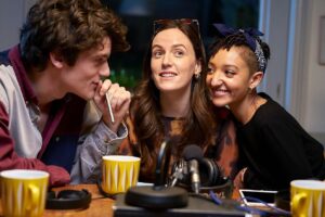 Patricia Allison Instagram - Wanna know what’s so funny? 
Check out Behind The Filter on @bbciplayer it’s already up & streaming. 

Shot pre covid: so don’t be alarmed at our closeness; take comfort in it 🤘🏾🧡

@phoebewalshx @edwardbluemel @omalikofficial 💫