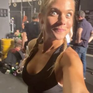 Patricia Montero Instagram - ¿Quién es más chungo de los 2? 💥 @feleman 👮🏻‍♂️👮🏼

👮🏻‍♂️ PoliMacho Man 
🙅🏼‍♀️ Crossfitera 

✌🏻 Qué risas compañero! @netflixes @contubernio_producciones 

 📸  2,5, 7 @manuelfiestas 

#MachosAlfa #MachosAlfa2
