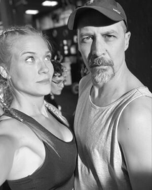 Patricia Montero Instagram - ¿Quién es más chungo de los 2? 💥 @feleman 👮🏻‍♂️👮🏼

👮🏻‍♂️ PoliMacho Man 
🙅🏼‍♀️ Crossfitera 

✌🏻 Qué risas compañero! @netflixes @contubernio_producciones 

 📸  2,5, 7 @manuelfiestas 

#MachosAlfa #MachosAlfa2