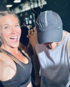 Patricia Montero Instagram - ¿Quién es más chungo de los 2? 💥 @feleman 👮🏻‍♂️👮🏼 👮🏻‍♂️ PoliMacho Man 🙅🏼‍♀️ Crossfitera ✌🏻 Qué risas compañero! @netflixes @contubernio_producciones 📸 2,5, 7 @manuelfiestas #MachosAlfa #MachosAlfa2