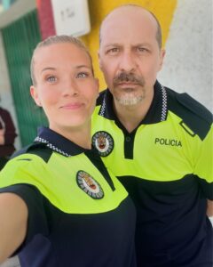 Patricia Montero Instagram - ✌🏻 Se puede decir que el traje de poli me gusta (no es la 1°vez que me lo pongo en ficción) y Rocío me divierte mucho, pero compartir grabación con esta pandilla supera con creces el uniforme 👮‍♀️ Lo que me he podido yo reír en el coche patrullando con este señor @feleman Gracias compis por las risas y los ratos! @raquelguerrero1 @paulagallegoficial #MachosAlfa2 ¿Os está gustando la 2° temporada de #MachosAlfa ? @contubernio_producciones @netflixes
