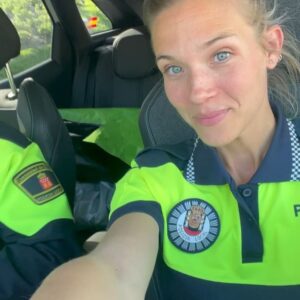 Patricia Montero Instagram - ✌🏻 Se puede decir que el traje de poli me gusta (no es la 1°vez que me lo pongo en ficción)  y Rocío me divierte mucho, pero compartir grabación con esta pandilla supera con creces el uniforme 👮‍♀️ 

Lo que me he podido yo reír en el coche patrullando con este señor @feleman 

Gracias compis por las risas y los ratos!  @raquelguerrero1 @paulagallegoficial #MachosAlfa2

¿Os está gustando la 2° temporada de #MachosAlfa ?

@contubernio_producciones @netflixes