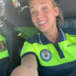 Patricia Montero Instagram - ✌🏻 Se puede decir que el traje de poli me gusta (no es la 1°vez que me lo pongo en ficción) y Rocío me divierte mucho, pero compartir grabación con esta pandilla supera con creces el uniforme 👮‍♀️ Lo que me he podido yo reír en el coche patrullando con este señor @feleman Gracias compis por las risas y los ratos! @raquelguerrero1 @paulagallegoficial #MachosAlfa2 ¿Os está gustando la 2° temporada de #MachosAlfa ? @contubernio_producciones @netflixes