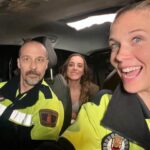 Patricia Montero Instagram - ✌🏻 Se puede decir que el traje de poli me gusta (no es la 1°vez que me lo pongo en ficción) y Rocío me divierte mucho, pero compartir grabación con esta pandilla supera con creces el uniforme 👮‍♀️ Lo que me he podido yo reír en el coche patrullando con este señor @feleman Gracias compis por las risas y los ratos! @raquelguerrero1 @paulagallegoficial #MachosAlfa2 ¿Os está gustando la 2° temporada de #MachosAlfa ? @contubernio_producciones @netflixes