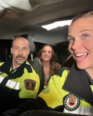 Patricia Montero Instagram - ✌🏻 Se puede decir que el traje de poli me gusta (no es la 1°vez que me lo pongo en ficción)  y Rocío me divierte mucho, pero compartir grabación con esta pandilla supera con creces el uniforme 👮‍♀️ 

Lo que me he podido yo reír en el coche patrullando con este señor @feleman 

Gracias compis por las risas y los ratos!  @raquelguerrero1 @paulagallegoficial #MachosAlfa2

¿Os está gustando la 2° temporada de #MachosAlfa ?

@contubernio_producciones @netflixes
