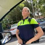 Patricia Montero Instagram - ✌🏻 Se puede decir que el traje de poli me gusta (no es la 1°vez que me lo pongo en ficción) y Rocío me divierte mucho, pero compartir grabación con esta pandilla supera con creces el uniforme 👮‍♀️ Lo que me he podido yo reír en el coche patrullando con este señor @feleman Gracias compis por las risas y los ratos! @raquelguerrero1 @paulagallegoficial #MachosAlfa2 ¿Os está gustando la 2° temporada de #MachosAlfa ? @contubernio_producciones @netflixes