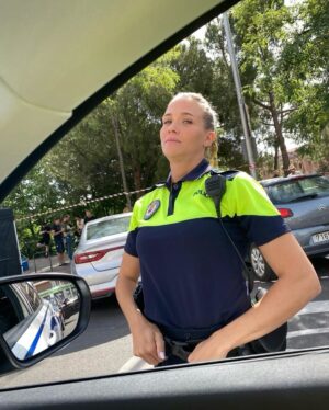 Patricia Montero Instagram - ✌🏻 Se puede decir que el traje de poli me gusta (no es la 1°vez que me lo pongo en ficción)  y Rocío me divierte mucho, pero compartir grabación con esta pandilla supera con creces el uniforme 👮‍♀️ 

Lo que me he podido yo reír en el coche patrullando con este señor @feleman 

Gracias compis por las risas y los ratos!  @raquelguerrero1 @paulagallegoficial #MachosAlfa2

¿Os está gustando la 2° temporada de #MachosAlfa ?

@contubernio_producciones @netflixes