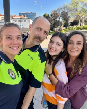 Patricia Montero Instagram - ✌🏻 Se puede decir que el traje de poli me gusta (no es la 1°vez que me lo pongo en ficción)  y Rocío me divierte mucho, pero compartir grabación con esta pandilla supera con creces el uniforme 👮‍♀️ 

Lo que me he podido yo reír en el coche patrullando con este señor @feleman 

Gracias compis por las risas y los ratos!  @raquelguerrero1 @paulagallegoficial #MachosAlfa2

¿Os está gustando la 2° temporada de #MachosAlfa ?

@contubernio_producciones @netflixes