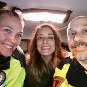 Patricia Montero Instagram - ✌🏻 Se puede decir que el traje de poli me gusta (no es la 1°vez que me lo pongo en ficción)  y Rocío me divierte mucho, pero compartir grabación con esta pandilla supera con creces el uniforme 👮‍♀️ 

Lo que me he podido yo reír en el coche patrullando con este señor @feleman 

Gracias compis por las risas y los ratos!  @raquelguerrero1 @paulagallegoficial #MachosAlfa2

¿Os está gustando la 2° temporada de #MachosAlfa ?

@contubernio_producciones @netflixes