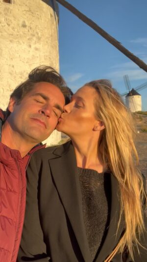 Patricia Montero Instagram - 🤍 @alexadrover pasan los años y cada vez disfruto más de mirarte y casi poder sentir lo mismo los 2. Amo nuestra afinidad , nuestra conexión instantánea en todo, nuestra manera de relacionarnos en lo laboral con  @yogimi , separando nuestro vínculo pero respetando y admirándonos por encima de todo. Me flipa el papá en el que te has convertido, 🥰 me enamora nuestra manera de cuidarnos con pequeños detalles   de 15 años después, y me vuelves loca en todos los aspectos jefe! Feliz VIDA, feliz cumpleaños mi amor!

 Te quiero 🤍 @alexadrover