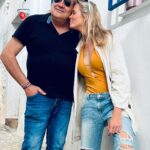 Patricia Montero Instagram - Nunca me atrevo a escribir sobre esto, pero hoy, en medio de un día gris, lo hago como ejercicio para atravesar desde la conciencia, amor y dándome completamente lo mismo el qué dirán 🙏🏻🤗 La positividad es para mí el motor que mueve la vida, proyectar esa actitud me empuja a buscar siempre la mejor perspectiva, aunque esté atravesando momentos difíciles. Bailar es esa expresión que me conecta con la libertad y siempre me saca una sonrisa 😊 Hoy se celebra el #diadelafelicidad y como cada 20 de marzo, es un día donde me paro a reflexionar y recordar a mi mamá 💔 Han pasado 9 años desde que se fue, pero no hay día que no esté presente en mí 🤍 Ayer 19 de marzo, fue el día del padre y capturé estos momentos donde se ve en alma y esencia mi padre @artes_escenicas_espana He elegido el baile lo 1° porque fue parte de su salvavidas cuando murió mi madre, junto con unas ganas y una ilusión por vivir que sigo aplaudiendo a día de hoy 👏🏻✨👏🏻 Porque si algo me has enseñado papá es, a NO RENDIRME, a LUCHAR aunque cueste y a ponerle 🥚🥚 a la vida 💥 aunque en ocasiones nos los pongan tremendamente difícil 🙃 Que nada ni nadie apague tu luz y tus ganas de bailar la vida papá. Eres un valiente y estoy súper orgullosa de ti, ¡por seguir bailando la vida juntos! Te quiero papá ❤️ Te quiero mamá ❤️ #díainternacionaldelafelicidad #Felicidad #positivity #Positividad