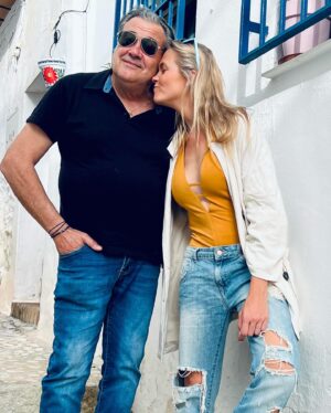 Patricia Montero Instagram - Nunca me atrevo a escribir sobre esto, pero hoy, en medio de un día gris, lo hago como ejercicio para atravesar desde la conciencia, amor y dándome completamente lo mismo el qué dirán 🙏🏻🤗 

La positividad es para mí el motor que mueve la vida, proyectar esa actitud me empuja a buscar siempre la mejor perspectiva, aunque esté atravesando momentos difíciles. Bailar es esa expresión que me conecta con la libertad y siempre me saca una sonrisa 😊 

 Hoy se celebra el #diadelafelicidad y como cada 20 de marzo, es un día donde me paro a reflexionar y recordar a mi mamá 💔 Han pasado 9 años desde que se fue, pero no hay día que no esté presente en mí 🤍

Ayer 19 de marzo, fue el día del padre y capturé estos momentos donde se ve en alma y esencia mi padre @artes_escenicas_espana He elegido el baile lo 1° porque fue parte de su salvavidas cuando murió mi madre, junto con unas ganas y una ilusión por vivir que sigo aplaudiendo a día de hoy 👏🏻✨👏🏻

Porque si algo me has enseñado papá es, a NO RENDIRME, a LUCHAR aunque cueste y a ponerle 🥚🥚 a la vida 💥 aunque en ocasiones nos los pongan tremendamente difícil 🙃

Que nada ni nadie apague tu luz y tus ganas de bailar la vida papá. Eres un valiente y estoy súper orgullosa de ti, ¡por seguir bailando la vida juntos! 

Te quiero papá ❤️
Te quiero mamá ❤️

#díainternacionaldelafelicidad #Felicidad #positivity #Positividad