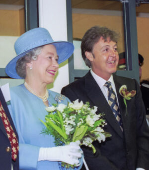 Paul McCartney Instagram - 70 beautiful years of Queen Elizabeth the second. Congrats ma’ am! And thanks - Paul⁣
⁣
📷 Paul and the Queen at the royal opening of the Liverpool Institute for Performing Arts, 1996.⁣
⁣
#PlatinumJubilee #queenelizabethii