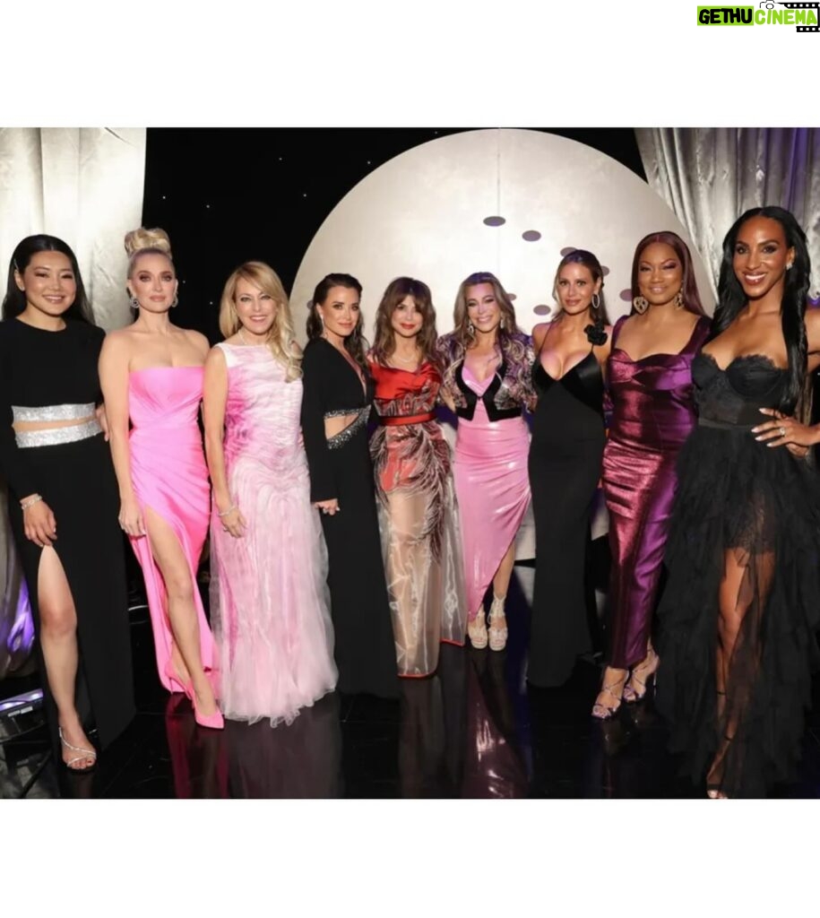 Paula Abdul Instagram - MC’ed last year’s Homeless Not Toothless Gala, joined by these gorgeous ladies 💎 @hntorg provides free dental care to those in need in the greater LA area! 🦷 Watch on tonight’s episode of #RHOBH at 8/7pm central! Makeup: @callitodeh Hair: @glitzingup Dress: @hermz__la