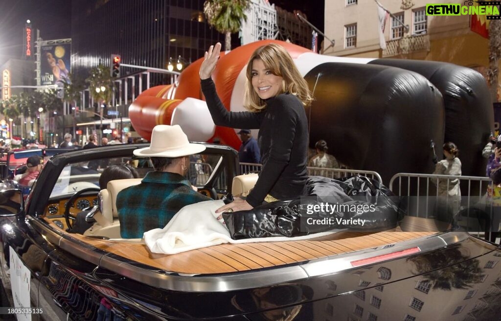 Paula Abdul Instagram - It was such an honor to be recognized as the 2023 Humanitarian of the Year at the #HollywoodChristmasParade!🙏🏼🎄✨The iconic parade will air in primetime on @thecw on December 15th!