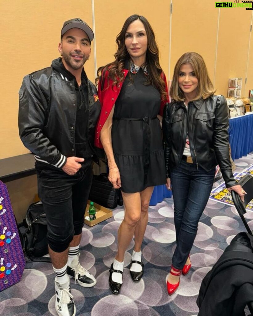 Paula Abdul Instagram - The best part of @ricomicconofficial was getting to meet so many of you!💋 I’m still thinking about the “All I care about is Paula Abdul…and maybe like 3 people and pizza” shirt 😂 AND I can’t believe I got to meet one of the original illustrators of SKAT KAT! A surreal moment!!