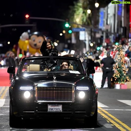 Paula Abdul Instagram - It was such an honor to be recognized as the 2023 Humanitarian of the Year at the #HollywoodChristmasParade!🙏🏼🎄✨The iconic parade will air in primetime on @thecw on December 15th!