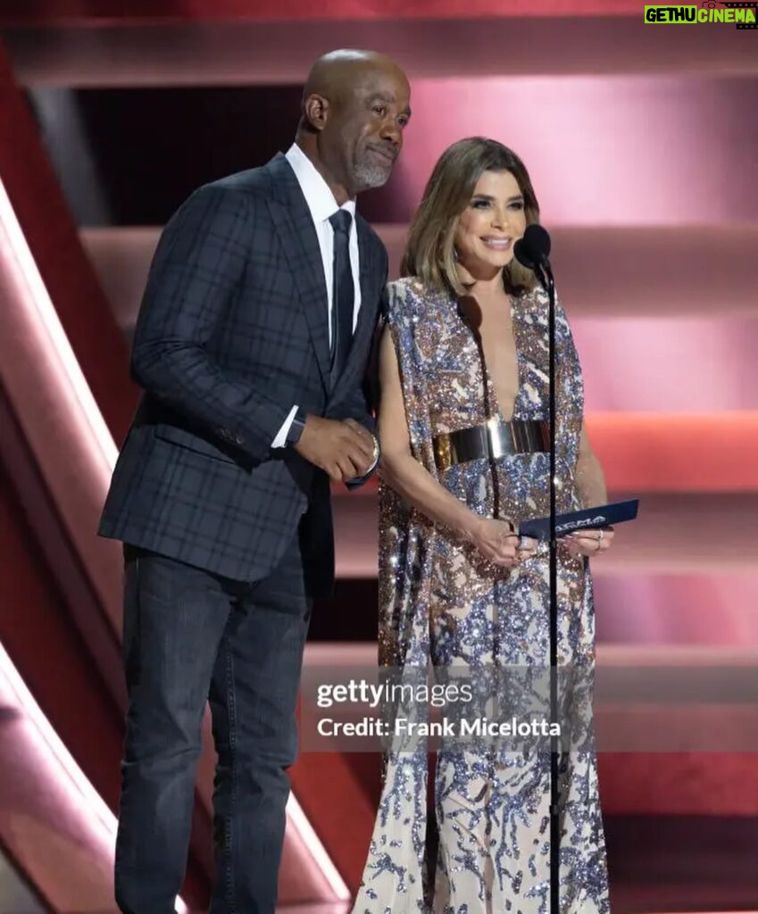 Paula Abdul Instagram - Country music pierces the heartstrings 💛 I’m thrilled that I had the opportunity to present the #CMAaward for Album of the Year alongside @dariusrucker! What a joyous evening honoring some of the most magnificent talent!! @cma Makeup: @callitodeh Hair: @lindsay.doyle Dress: @michaelcostello Purse: @jimmychoo Jewelry: @xivkarats Photos by @gettyimages