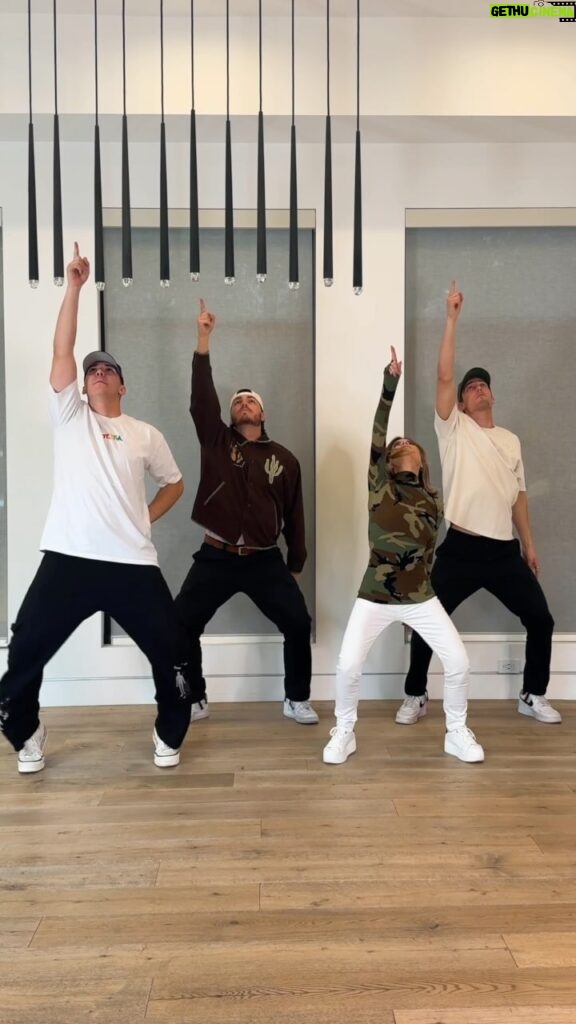 Paula Abdul Instagram - Sooo what’s everyone think of this new Tiktok remix of Straight Up!?🤣 I think this choreo still goes with this song, no?