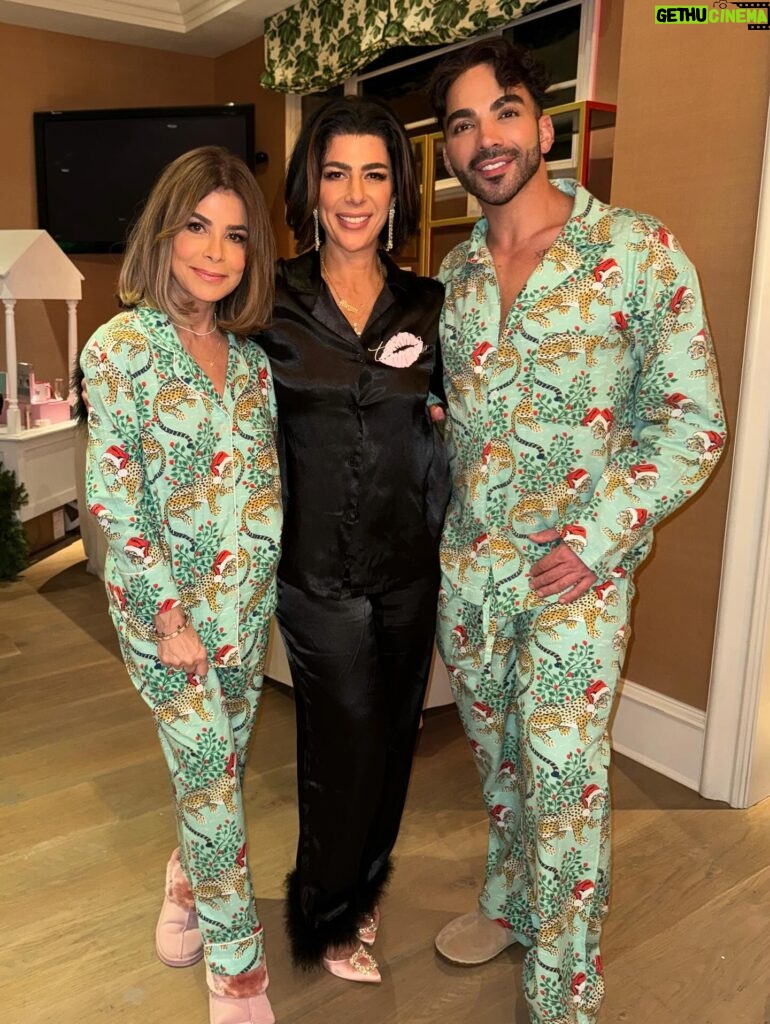 Paula Abdul Instagram - It’s a PJ party at @kathyhilton’s 🧸💤 Shoutout to all the amazing brands that were a part of this evening 💕 Pajamas by @printfresh & slippers by @minnetonka @thesiskiss @voluspa @lovesnapbracelets @baublebar @magicmind @lemieux @delola @thecaviarco @jacksonmorgancream @locksandmane