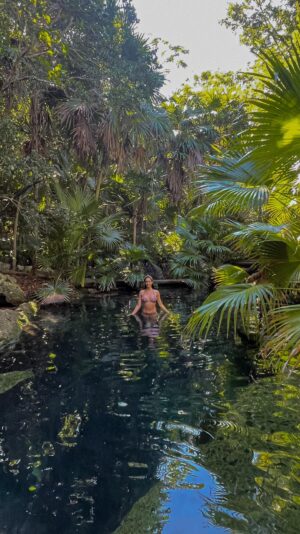 Paula Bolatti Instagram - La magia del mundo que nos rodea 🦋✨ 
.
Esta es mi 3ra vez en Rivera Maya y no había tenido la oportunidad de conocer así de cerca un cenote, no se por qué o quizás si. Necesitaba tiempo de madurez y recordar para conectar con esta mágica belleza ✨
.
Destino @copaairlines ✈️